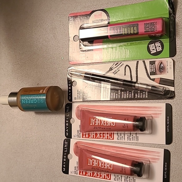 MAYBELLINE MAKEUP BUNDLE OF 5 ITEMS - Picture 1 of 8